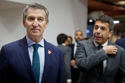 El presidente del Partido Popular, Alberto Núñez Feijóo, luce el pin de Valencia junto al president de la Generalitat, Carlos Mazón, este jueves en Fitur.