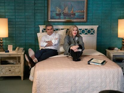 Eugene Levy y Catherine O'Hara, en un capítulo de la quinta temporada de 'Schitt's Creek'.