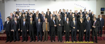 Foto de grupo de los participantes en el consejo europeo del 15 y 16 de diciembre de 2005, el primero de Merkel. De los participantes, solo ella y Josep Borrell siguen en primera línea política. 