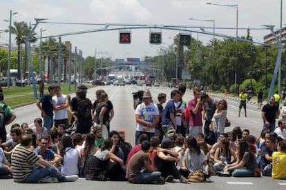 Un grupo de estudiantes corta el tráfico de la calle Diagonal en Barcelona.