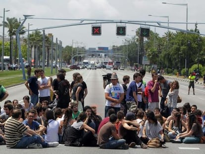 Un grupo de estudiantes corta el tráfico de la calle Diagonal en Barcelona.