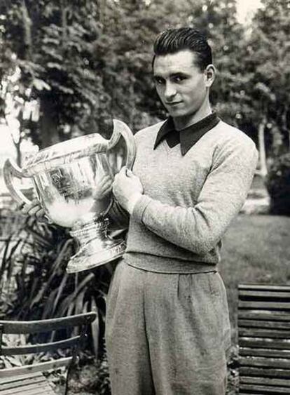 Lezama, con la copa conseguida en 1945.