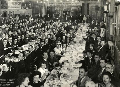 Esta fotografía de 1945 es de un banquete organizado por el Club Obrero Español de Spanish Harlem para honrar a los veteranos de la Brigada Lincoln que habían luchado en la Guerra Civil.