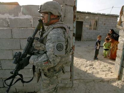 Un militar estadounidense durante una patrulla en el barrio de Al Harmat, al noroeste de la ciudad iraquí de Mosul.