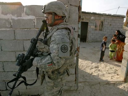 Un militar estadounidense durante una patrulla en el barrio de Al Harmat, al noroeste de la ciudad iraquí de Mosul.