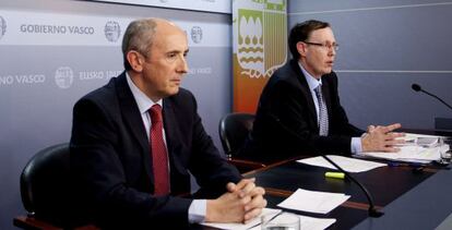 El portavoz del Gobierno, Josu Erkoreka (izquierda), y el consejero de Hacienda, Ricardo Gatzagaetxebarria, durante la comparecencia de prensa tras la reunión del Consejo de Gobierno.