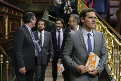 El presidente de Ciudadanos, Albert Rivera, en su llegada al Congreso para asistir a la primera jornada del debate de investidura a la que se someterá el presidente del Gobierno en funciones, Mariano Rajoy. 