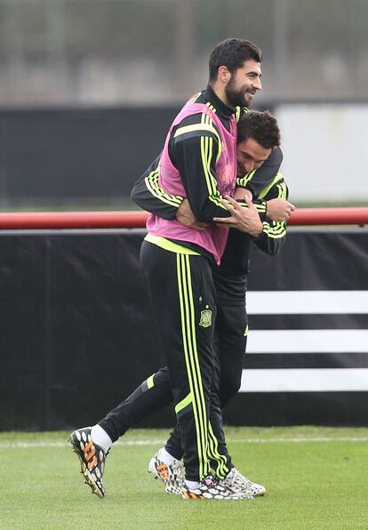 Albiol y Koke bromean durante el entrenamiento