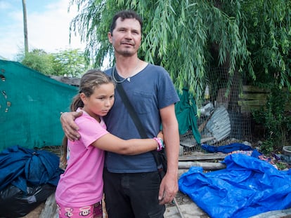 Marcelo Teliz y su hija Milagros, en el asentamiento Kennedy.