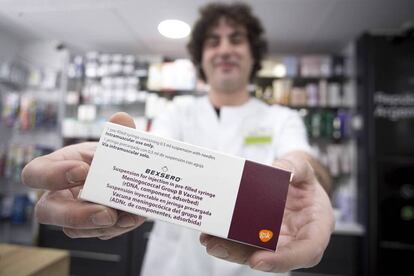 Un farmacéutico de Sevilla muestra la vacuna.