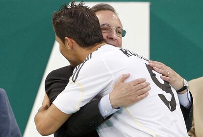 Cristiano Ronaldo abraça Florentino Pérez.