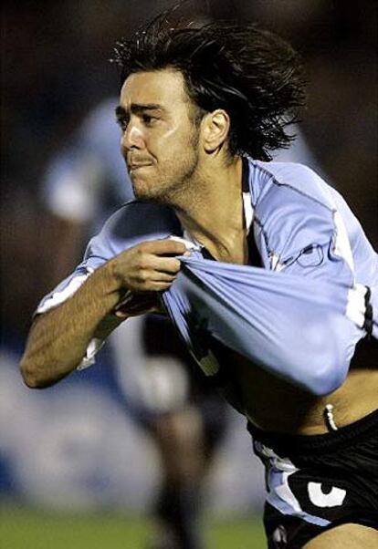 Recoba celebra el gol de la victoria de Uruguay.