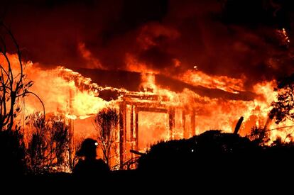 Bomberos en Napa intentando controlar el fuego que asola la región en California.