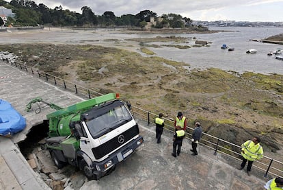 Un camión del servicio municipal se hunde en el muelle de Santa Cruz, en Oleiros (A Coruña).