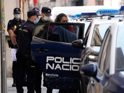 El cantante Diego El Cigala saliendo detenido de comisaría, en Madrid.
