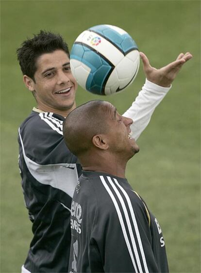 Cicinho, junto a Roberto Carlos en un entrenamiento del Madrid