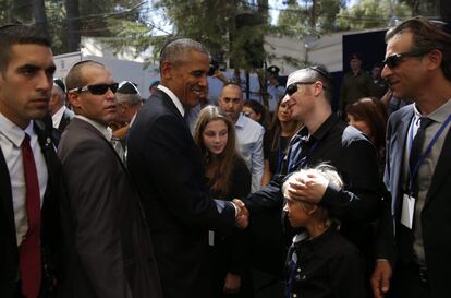 El presidente estadounidense, Barack Obama (c-i), consuela a familiares del expresidente israelí y premio Nobel de la Paz, Simón Peres, durante su funeral en el cementerio del Monte Herzl, en Jerusalén.