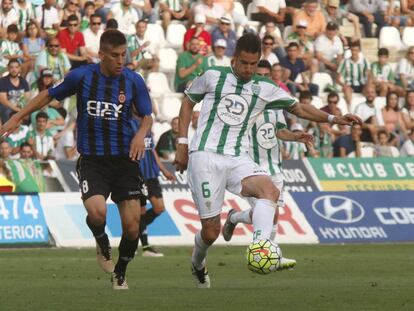 Luso intenta controlar el bal&oacute;n ante Pons