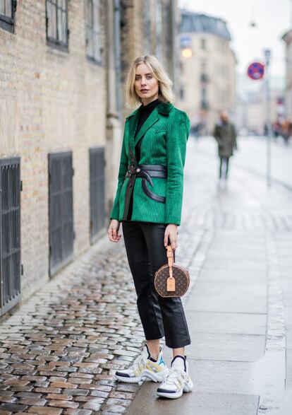 Lisa Hahnbueck con zapatillas de Louis Vuitton.