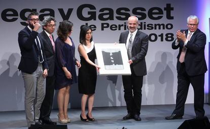El equipo de Animal Político recoge el premio a Mejor Investigación.