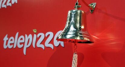 Campana de la salida a Bolsa de Telepizza. 