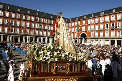 La Virgen de la Almudena, en su recorrido en procesión hasta la catedral, tras la tradicional misa en honor a la patrona de la capital celebrada en la plaza Mayor de Madrid.
