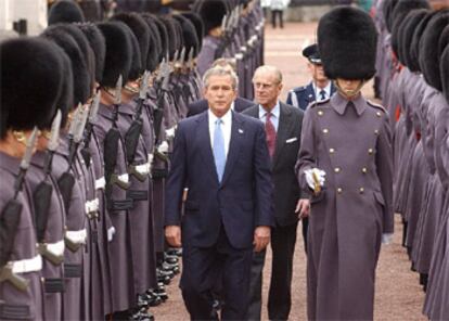 El presidente Bush pasa revista a la guardia real junto al duque de Edimburgo.