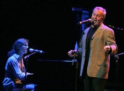 El cantautor Víctor Manuel, acompañado al piano por su hijo David San José, durante su actuación en el homenaje que le han ofrecido en el Teatro Jovellanos de Gijón por su trayectoria profesional y su personalidad artística.