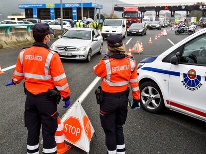 Agentes de la Ertzaintza, este miércoles durante un control en el peaje de Irrueta (Bizkaia).