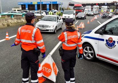 Agentes de la Ertzaintza, este miércoles durante un control en el peaje de Irrueta (Bizkaia).