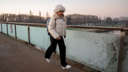 Un niño se protege del frío esta mañana en Lleida, día en el que Cataluña ha registrado temperaturas de 5 a 10 grados bajo cero en puntos del interior, donde hacía 10 años que los termómetros no descendían tanto.