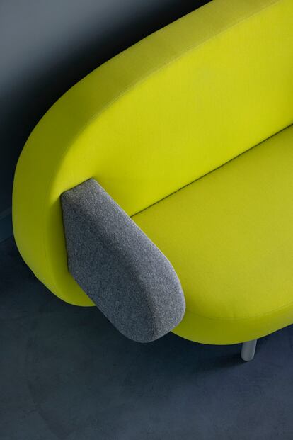 A su lado, un sofá Float, diseño de 2012 de Karim Rashid.
