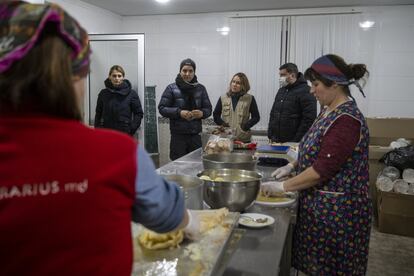 Para un mejor control de la ayuda, Janire Zulaika, coordinadora de emergencias de Acción contra el Hambre España, visita una de las cocinas donde se prepararán los menús calientes con los alimentos que ha adquirido la ONG. La directora y las maestras de esta escuela culinaria en Altonesti, que no dudó en ofrecerse para ayudar a los refugiados, agradecen la donación, pues dependían hasta ese momento de la generosidad limitada de la comunidad. Si bien, confiesan que están agotadas y piden más recursos humanos profesionales; llevan diez días doblando turnos para mantener su normal actividad formativa y preparar además 800 raciones al día.