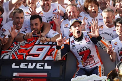 El piloto español posa con todo el equipo Repsol Honda.