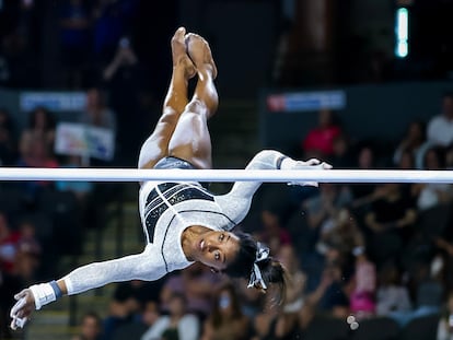 La gimnasta Simone Biles compite durante la Clásica estadounidense en Ilinois, el pasado 5 de agosto.