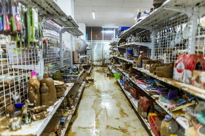 Daños causados en el interior de una tienda tras el paso de la dana en Catarroja, este lunes.  