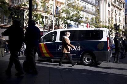 Miembros de la Policía Nacional vigilan las zonas céntricas y comerciales de Sevilla.