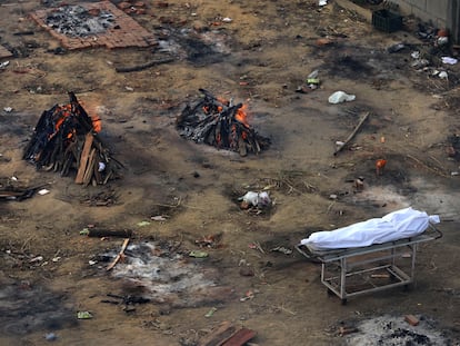 Piras funerarias en Nueva Delhi, India, para quemar a los muertos de covid.