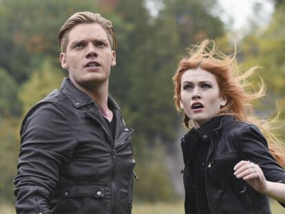 Dominic Sherwood y Katherine McNamara, protagonistas de &#039;Shadowhunters&#039;.