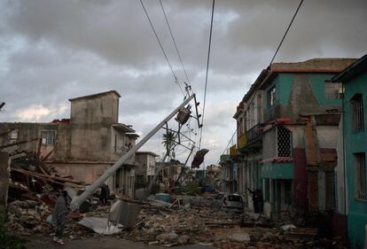 O tornado, que deixou grande parte da capital cubana sem eletricidade, provocou "a queda de árvores, postes, rompimento de portas e janelas", bem como "danos em tetos de casas", segundo meios locais. Na imagem, vista geral de escombros no meio de uma rua de Havana, depois do tornado.