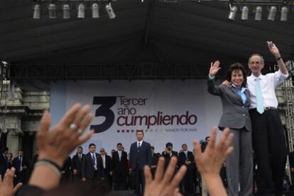 El presidente Colom y su esposa, Sandra Torres, en un acto público en Ciudad de Guatemala en enero pasado.