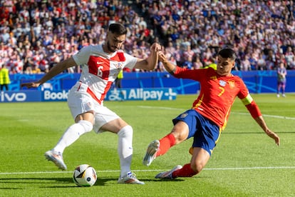 Álvaro Morata presiona a Josip Sutalo durante el partido de fase de grupos entre España y Croacia. 