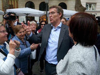 Feijóo saludaba el viernes a varias simpatizantes en Vitoria.
