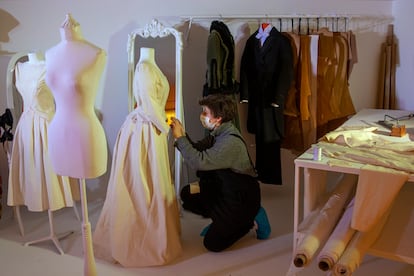 Una trabajadora coloca un traje durante los preparativos de la exposición 'Cornejo, el sastre de Galdós', en los Teatros del Canal en Madrid