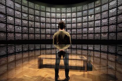Un visitante contempla la obra 'Fratelli d'Italia' de Matthias Schaller durante la exposición Ópera: Pasión, Poder y Política, en Londres (Reino Unido).