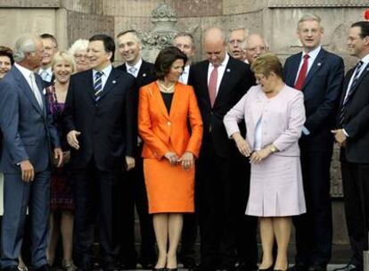 Los reyes de Suecia, Carlos Gustavo y Silvia, posan flanqueando a Jose Manuel Durão Barroso, junto a  Fredrik Reinfeldt, primer ministro sueco (a la izquierda de la reina) y otros miembros del Gobierno.