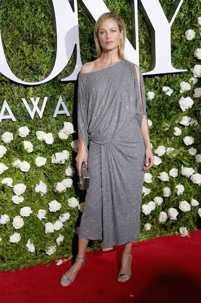 Carolyn Murphy, con vestido drapeado de Michael Kors.