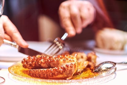 Entre los entrantes, ensaladilla rusa con atún rojo (16 euros), croquetas de pollito tomatero (9 euros) o pulpo a la brasa con puré de patata (21 euros).