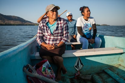 Integrantes de la Cooperativa Mujeres Pescadoras del Manglar vuelven en lancha, después de trabajar en una de las actividades de recuperación del ecosistema de la laguna.