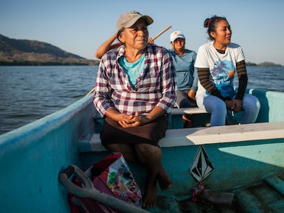 Integrantes de la Cooperativa Mujeres Pescadoras del Manglar vuelven en lancha, después de trabajar en una de las actividades de recuperación del ecosistema de la laguna.